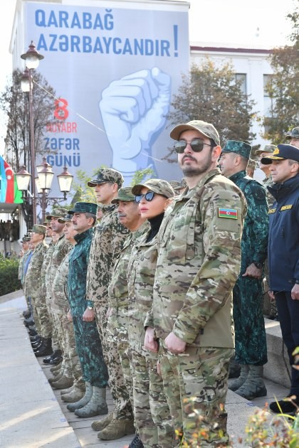 Prezident və birinci xanım Xankəndi şəhərində keçirilən hərbi paradda iştirak ediblər - YENİLƏNİB (FOTOLAR)